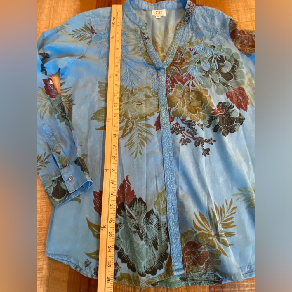 Chic Connection Boho Floral Embroidered V-neck Top
Size Medium - Picture 8 of 10